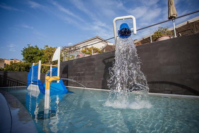 Imagen de la piscina del Apartamentos Caybeach Meloneras. Foto 19