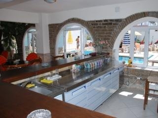 Imagen del bar/restaurante del Apartamentos Cemuhan. Foto 4