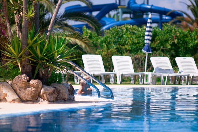 Imagen de la piscina del Apartamentos Chrysanthy Apartments. Foto 4