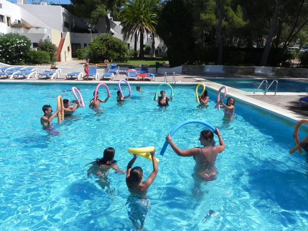 Imagen de la piscina del Apartamentos Club Cala Azul. Foto 14