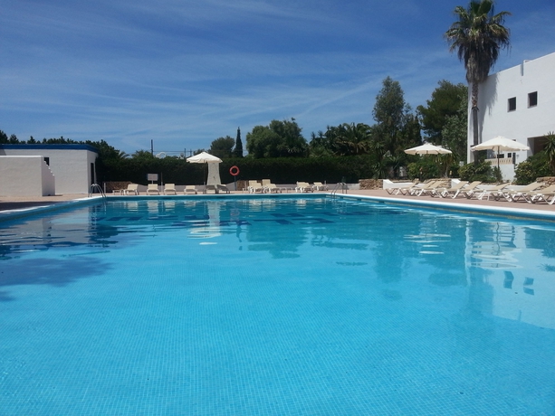 Imagen de la piscina del Apartamentos Club Cala Azul. Foto 15