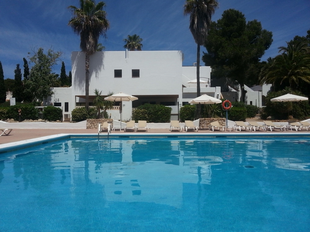 Imagen de la piscina del Apartamentos Club Cala Azul. Foto 16