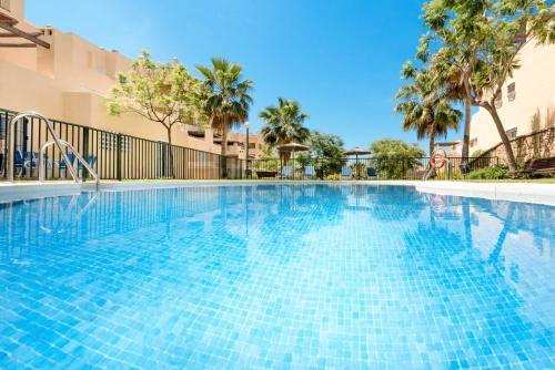 Imagen de la piscina del Apartamentos Colina Del Paraiso by Checkin. Foto 17