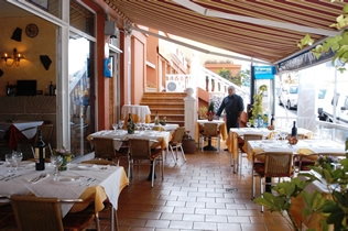 Imagen del bar/restaurante del Apartamentos Colonial Parque. Foto 2