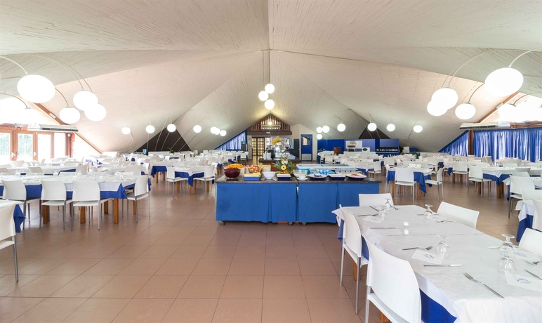 Imagen del bar/restaurante del Apartamentos Complejo Eurhostal. Foto 2