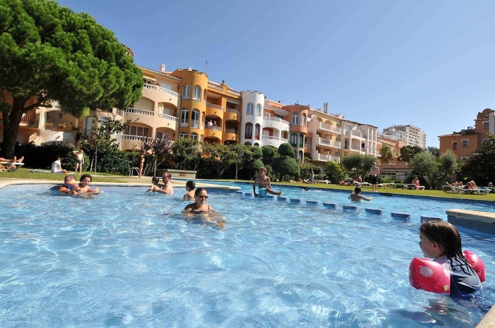 Imagen de la piscina del Apartamentos Comte d'Empuries. Foto 19
