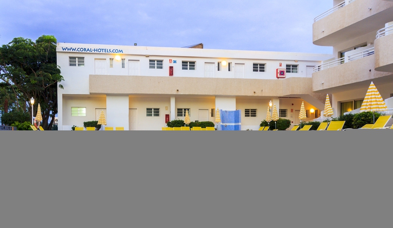 Imagen de la piscina del Apartamentos Coral California. Foto 15