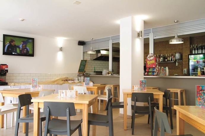 Imagen del bar/restaurante del Apartamentos Coral California. Foto 4