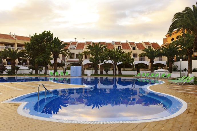 Imagen de la piscina del Apartamentos Coral Compostela Beach. Foto 14