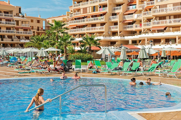 Imagen de la piscina del Apartamentos Coral Compostela Beach. Foto 15