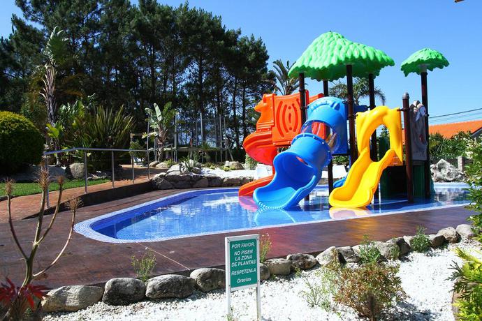 Imagen de la piscina del Apartamentos Coral do Mar II. Foto 9