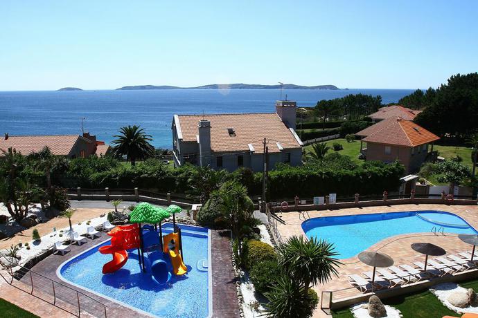 Imagen de la piscina del Apartamentos Coral do Mar II. Foto 10