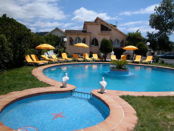 Imagen de la piscina del Apartamentos Cormoran, Lanzada. Foto 13