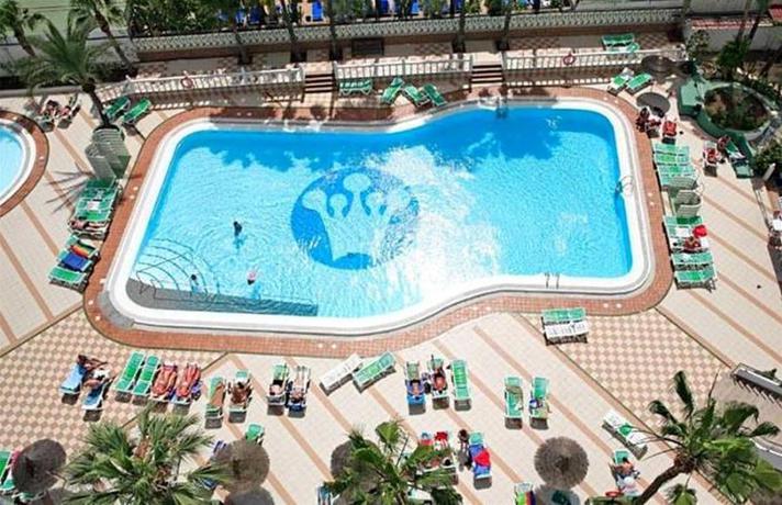 Imagen de la piscina del Apartamentos Corona Blanca. Foto 5