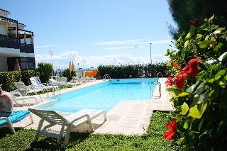 Imagen de la piscina del Apartamentos Corona Playa. Foto 5