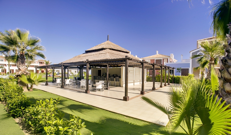 Imagen de la piscina del Apartamentos Cortijo del Mar Resort. Foto 15