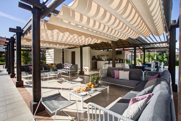 Imagen del bar/restaurante del Apartamentos Cortijo del Mar Resort. Foto 3