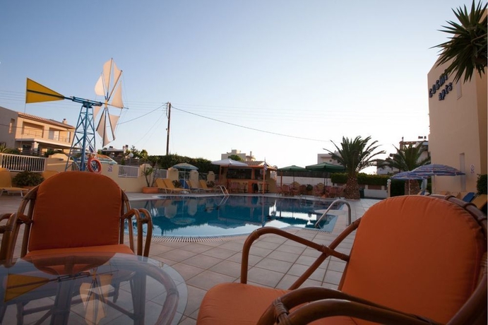 Imagen de la piscina del Apartamentos Cosmi Apartments By Estia. Foto 11