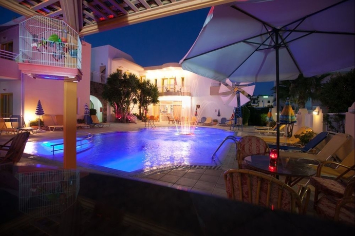 Imagen de la piscina del Apartamentos Cosmi Apartments By Estia. Foto 13