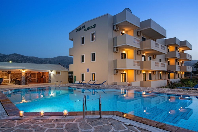 Imagen de la piscina del Apartamentos Cretan Family. Foto 10