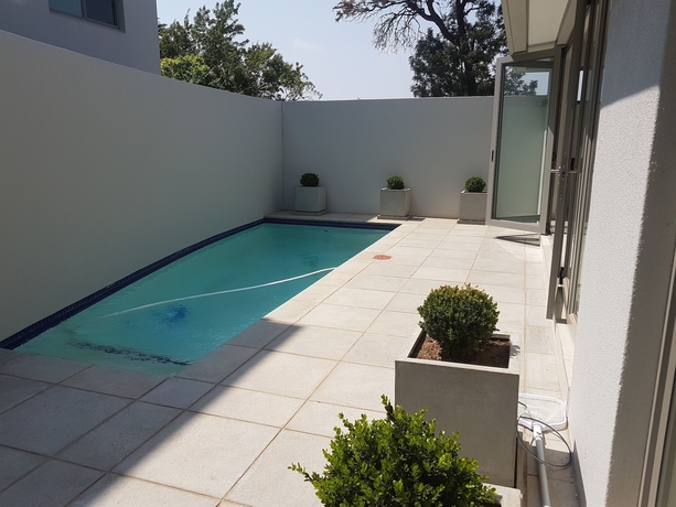 Imagen de la piscina del Apartamentos Daisy Place. Foto 19