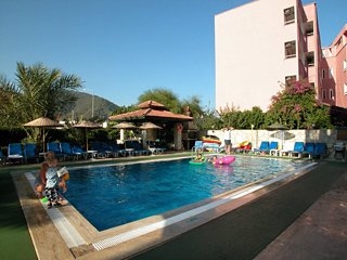 Imagen de la piscina del Apartamentos Demircioglu Apart. Foto 6