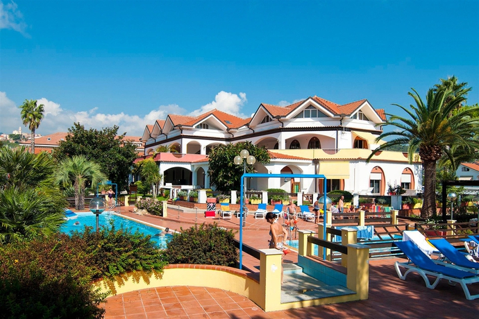 Imagen de los exteriores del Apartamentos Diano Sporting. Foto 11