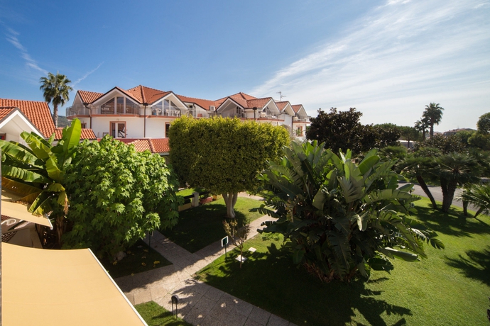 Imagen de los exteriores del Apartamentos Diano Sporting. Foto 14