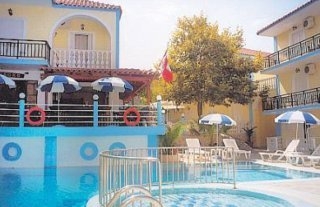 Imagen de la piscina del Apartamentos Dimitra Aparthotel. Foto 3