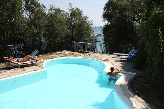 Imagen de la piscina del Apartamentos Dimitra Studios, Benitses. Foto 17