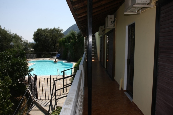 Imagen de la piscina del Apartamentos Dimitra Studios, Benitses. Foto 19