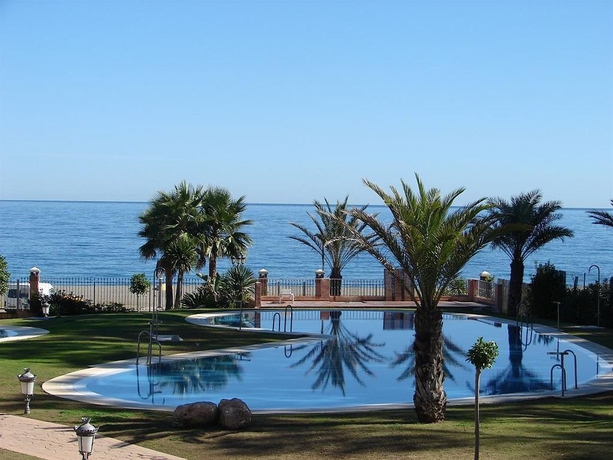 Imagen de la piscina del Apartamentos Don Juan Beach Resort. Foto 15