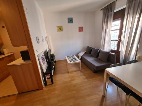 Imagen de la habitación del Apartamentos Dos Torres Pilar Suites. Foto 10