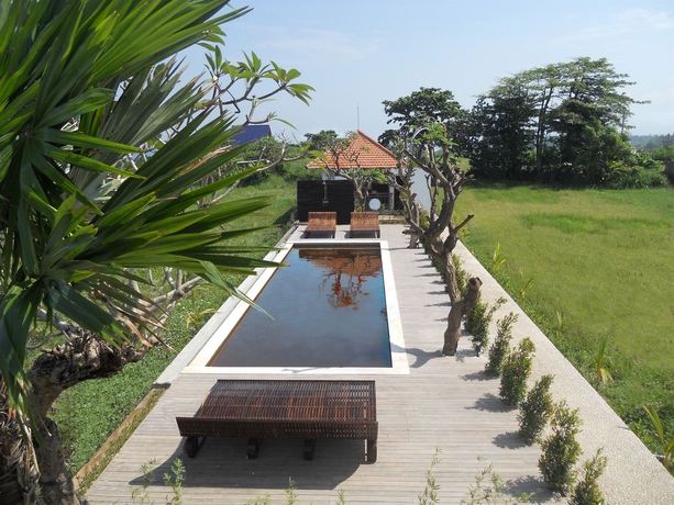 Imagen de la piscina del Apartamentos D'sawah Villas. Foto 15