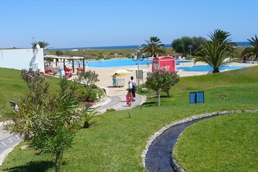 Imagen de la piscina del Apartamentos Dunas Park Beach Club. Foto 3