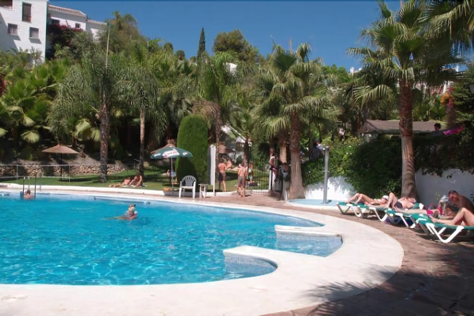 Imagen de la piscina del Apartamentos El Capistrano. Foto 18