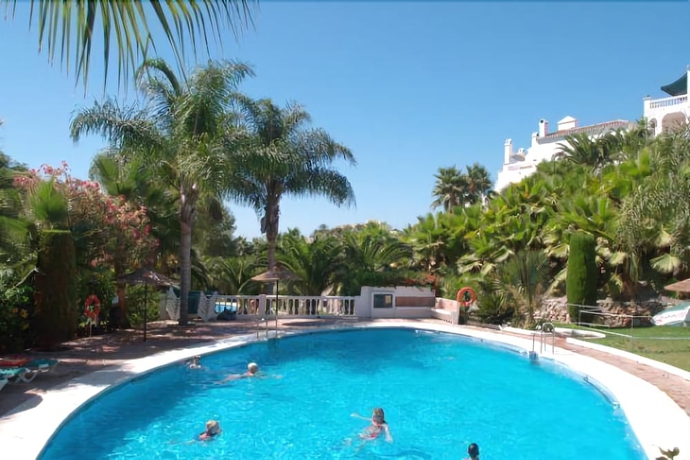 Imagen de la piscina del Apartamentos El Capistrano. Foto 19