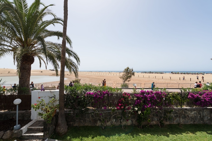 Imagen de los exteriores del Apartamentos El Capricho. Foto 16