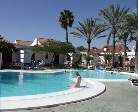 Imagen de la piscina del Apartamentos El Palmeral, Maspalomas. Foto 7