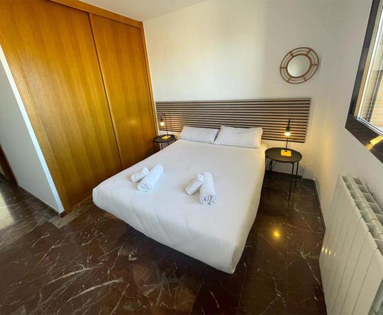 Imagen de la habitación del Apartamentos El Pilar Suites 3000. Foto 2