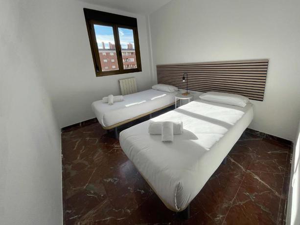 Imagen de la habitación del Apartamentos El Pilar Suites 3000. Foto 3