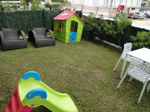 Imagen de los exteriores del Apartamentos El Pinedo. Foto 13