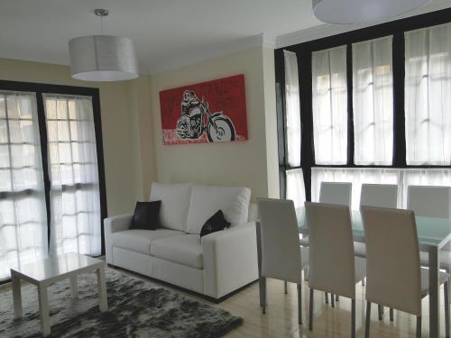 Imagen de la habitación del Apartamentos El Pinedo. Foto 6