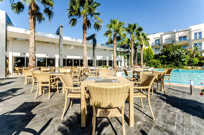 Imagen del bar/restaurante del Apartamentos El Plantio Golf Resort. Foto 1