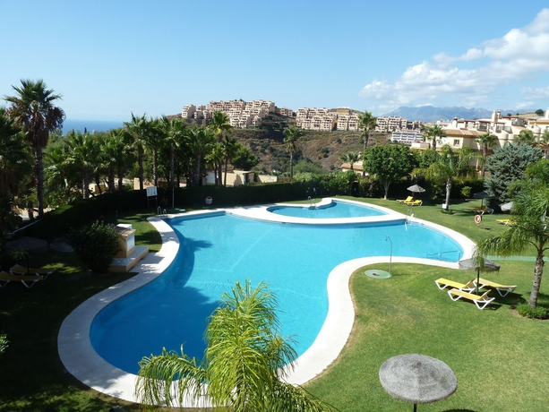 Imagen de la piscina del Apartamentos El Porton. Foto 15