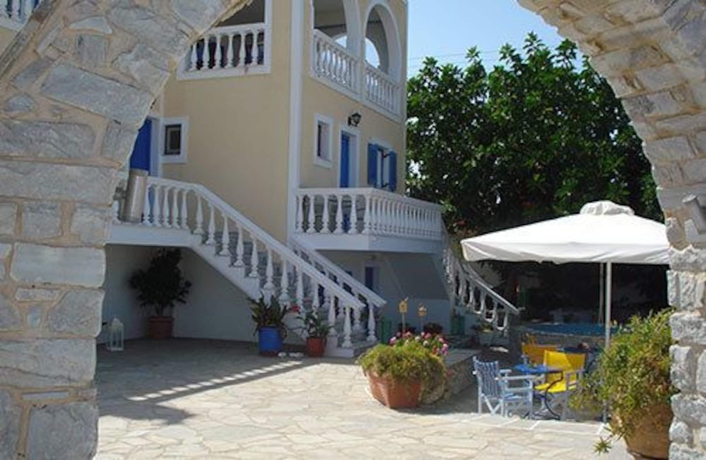 Imagen de los exteriores del Apartamentos Eleana Studios. Foto 19