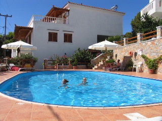 Imagen de la piscina del Apartamentos Elena Studios, Patitiri. Foto 10