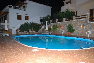 Imagen de la piscina del Apartamentos Elena Studios, Patitiri. Foto 11