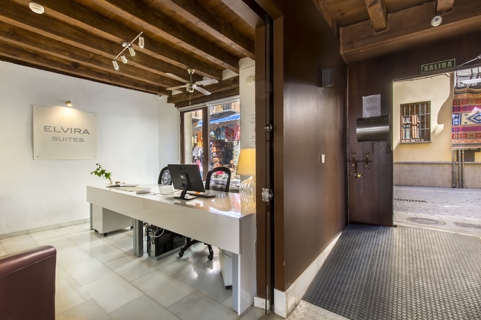 Imagen del bar/restaurante del Apartamentos Elvira Suites. Foto 2