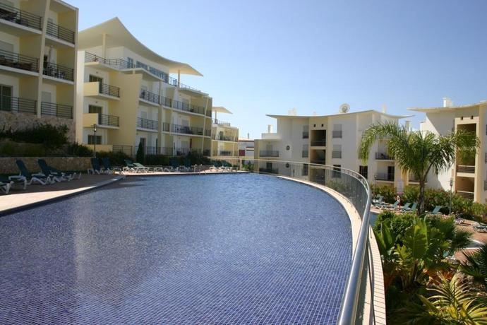 Imagen de la piscina del Apartamentos Encosta Da Orada. Foto 7